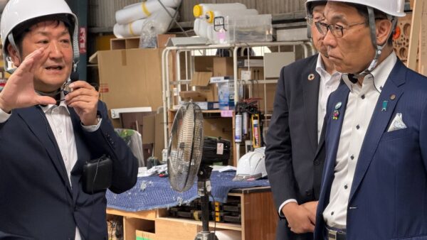 埼玉県 大野元裕知事が日本特種ボディーを訪問｜フェーズフリー認証キャンピングカーを視察、防災・地域づくりに向けたモビリティ活用について意見交換